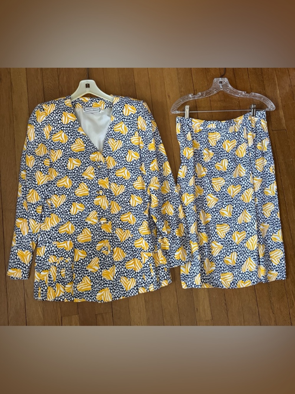 VNTG. CAROLINA HERRERA TWO PIECE RAYON SUIT SZ 10 WHITE BLUE YELLOW BLAZER SKIRT
